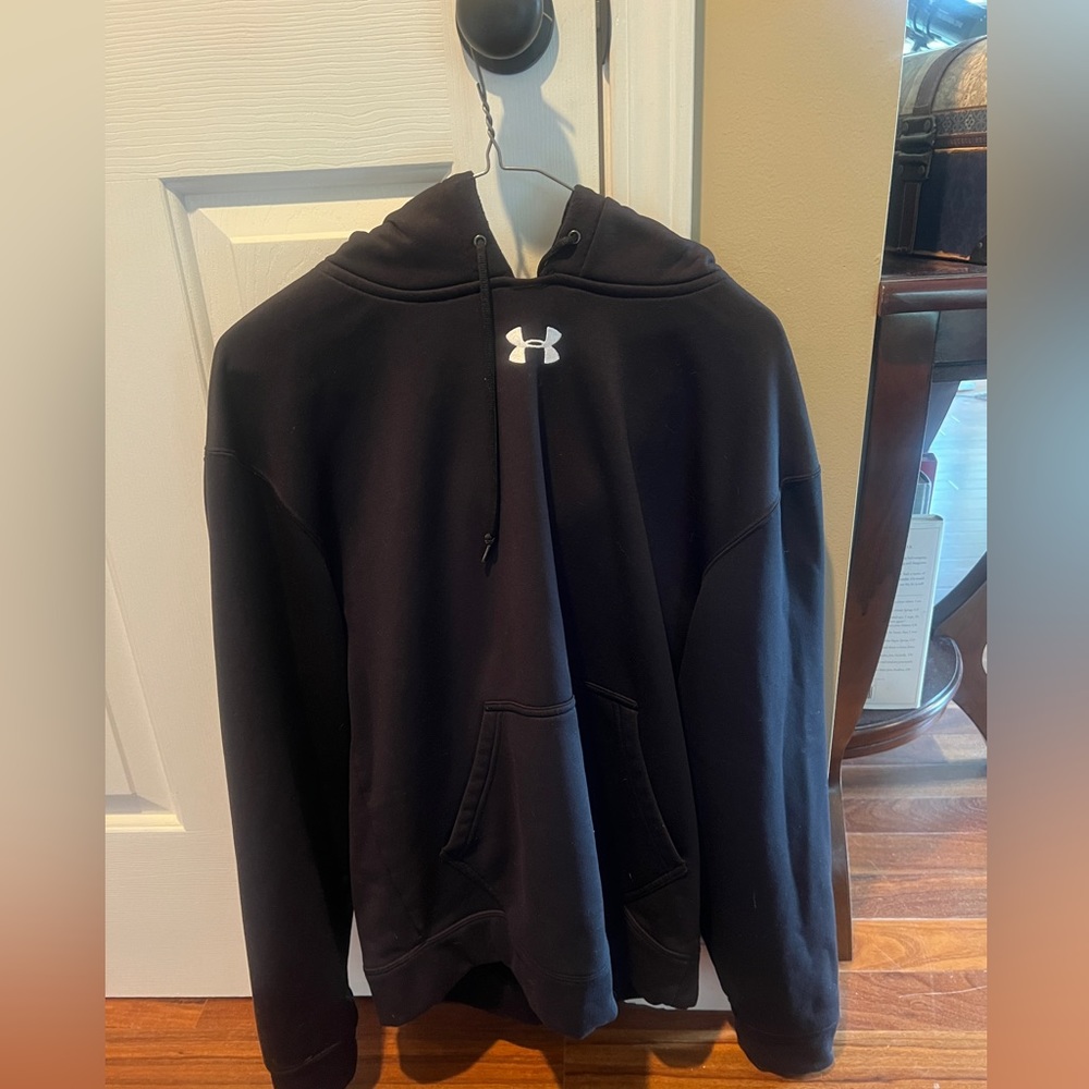 Under Armour men’s fleece hoody size small in black. Great condition.